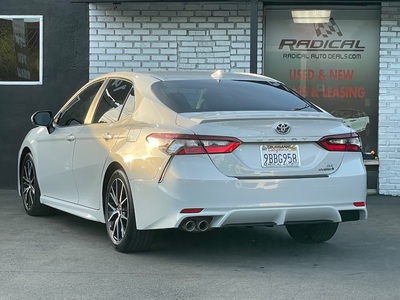 2022 Toyota Camry Hybrid SE FWD