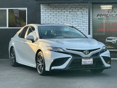 2022 Toyota Camry Hybrid SE FWD