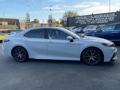 2022 Toyota Camry Hybrid SE FWD