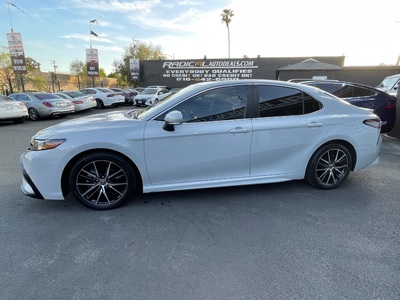2022 Toyota Camry Hybrid SE FWD