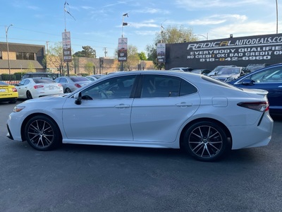 2022 Toyota Camry Hybrid SE FWD