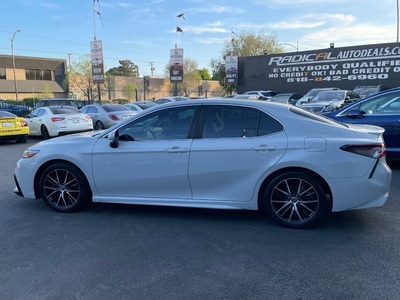 2022 Toyota Camry Hybrid SE FWD