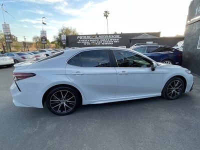 2022 Toyota Camry Hybrid SE FWD