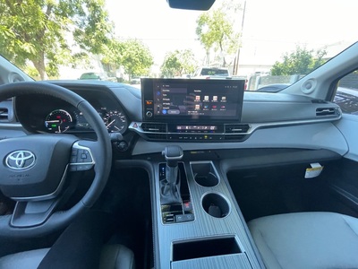 2025 Toyota Sienna XLE 8-Passenger FWD